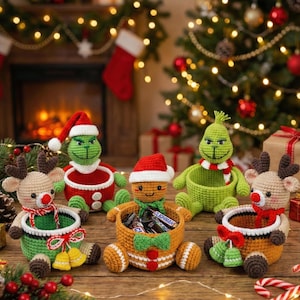 Könnte beinhalten: Gehäkelte Weihnachtskörbe in Form von Figuren, darunter ein Rentier, der Grinch und ein Lebkuchenmann. Jeder Korb ist mit Süßigkeiten gefüllt. Die Körbe sind mit festlichen Farben und Details verziert, ideal zum Verschenken.