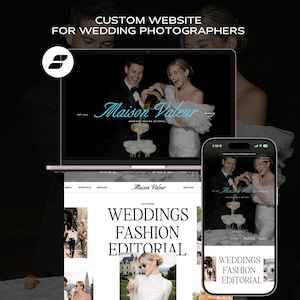 Puede incluir: Un diseño de sitio web para fotógrafos de bodas se muestra en una computadora portátil, un teléfono y una maqueta de sitio web. El sitio web presenta el texto "Maison Valeur" y "WEDDINGS FASHION EDITORIAL". La imagen muestra a una pareja sirviendo champán.