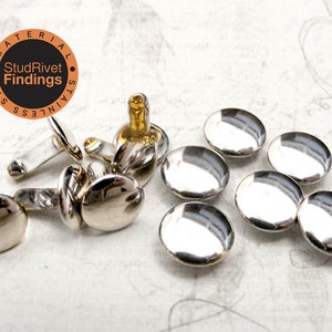 Puede incluir: Una variedad de accesorios met&aacute;licos plateados brillantes, que incluyen gemelos y remaches redondos de tapa plana. La imagen tambi&eacute;n presenta un logotipo circular con el texto "StudRivet Findings".