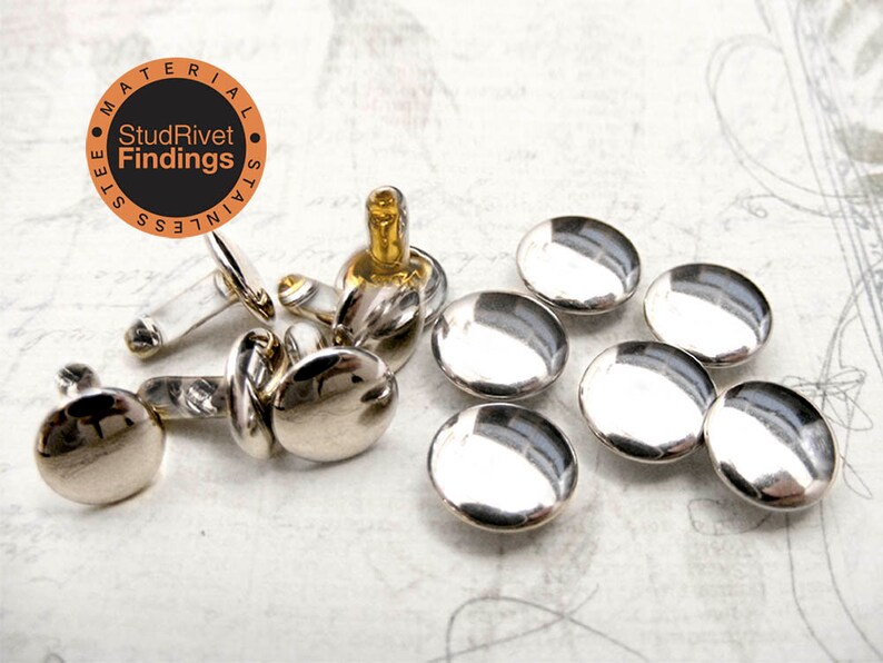 Puede incluir: Una variedad de accesorios met&aacute;licos plateados brillantes, que incluyen gemelos y remaches redondos de tapa plana. La imagen tambi&eacute;n presenta un logotipo circular con el texto "StudRivet Findings".