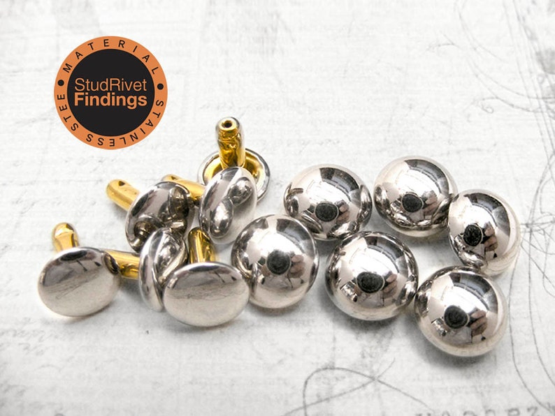 Puede incluir: Un conjunto de tachuelas met&aacute;licas plateadas brillantes con tapas redondeadas y postes dorados. Las tachuelas est&aacute;n dispersas sobre una superficie clara. La imagen incluye un logotipo circular con el texto "StudRivet Findings".