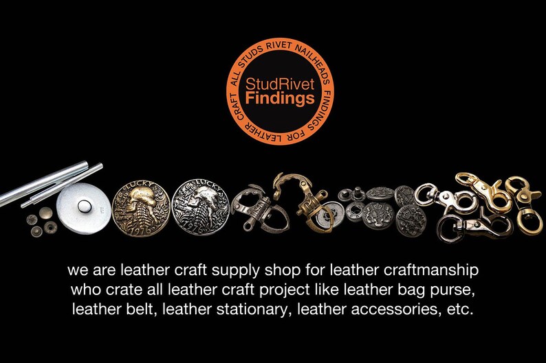 Puede incluir: Una variedad de accesorios de artesan&iacute;a en cuero met&aacute;lico, que incluyen remaches, tachuelas y clavos, exhibidos sobre un fondo negro. La imagen presenta varias formas y tama&ntilde;os de herrajes met&aacute;licos, con un logotipo que dice "StudRivet Findings". El texto en la parte inferior dice "we are leather craft supply shop..."