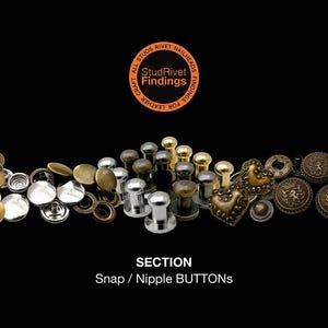Puede incluir: Un surtido de botones de presi&oacute;n y botones de pez&oacute;n met&aacute;licos en varias formas, tama&ntilde;os y acabados, incluyendo plata, oro y lat&oacute;n antiguo. La imagen presenta una variedad de estilos de botones, incluyendo dise&ntilde;os redondos, ovalados y decorativos. El texto en la parte inferior dice "SECTION Snap / Nipple BUTTONS."