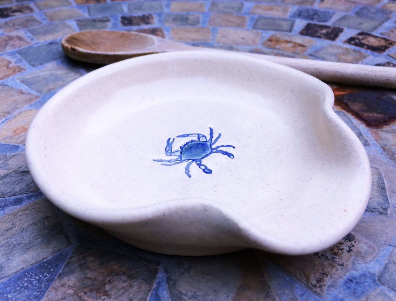 Poggiamestolo in ceramica color crema con granchio blu Maryland -   Italia