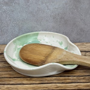 Spoonrest in Splashy Pistachio Green image 2