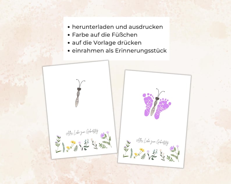 K&ouml;nnte beinhalten: Zwei wei&szlig;e Karten mit Schmetterlingsdesigns, die aus Baby-Fu&szlig;abdr&uuml;cken erstellt wurden. Ein Schmetterling ist grau, der andere ist lila. Die Karten haben florale Akzente und deutschen Text.