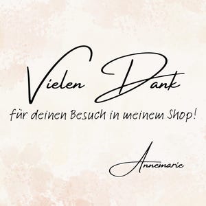 Pu&ograve; includere: Una stampa d'arte digitale con le parole "Vielen Dank" in elegante scrittura nera, che significa "Grazie" in tedesco. Sotto, il testo "f&uuml;r deinen Besuch in meinem Shop!" &egrave; scritto. La firma dell'artista, "Annemarie", &egrave; in basso.
