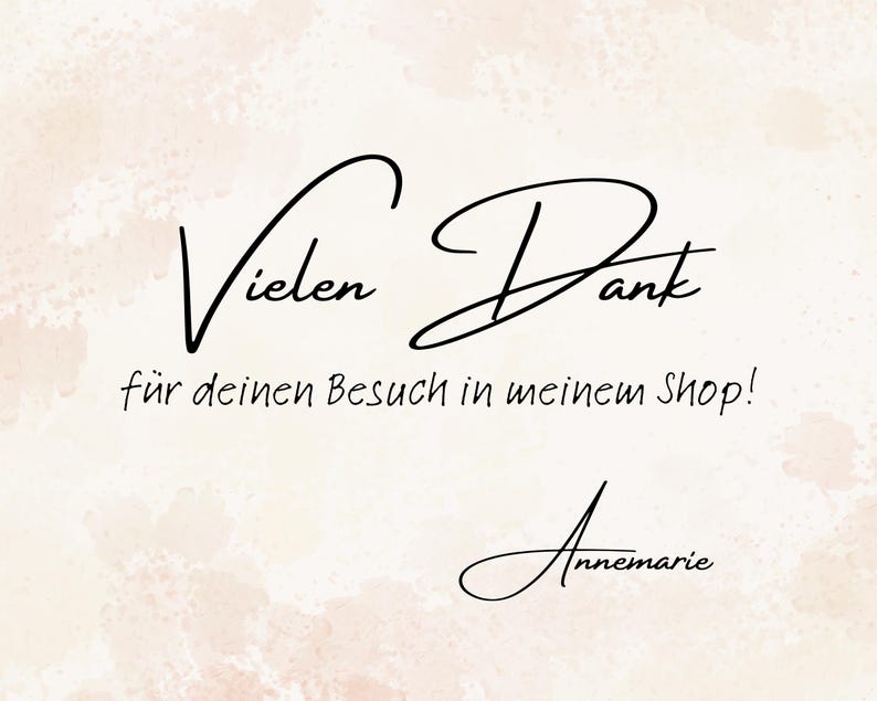 Pu&ograve; includere: Una stampa d'arte digitale con le parole "Vielen Dank" in elegante scrittura nera, che significa "Grazie" in tedesco. Sotto, il testo "f&uuml;r deinen Besuch in meinem Shop!" &egrave; scritto. La firma dell'artista, "Annemarie", &egrave; in basso.