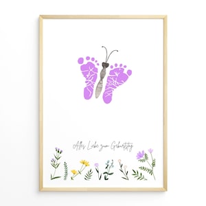 K&ouml;nnte beinhalten: Gerahmter Druck mit einem lila Schmetterlingsdesign aus Fu&szlig;abdr&uuml;cken, einem grauen K&ouml;rper und F&uuml;hlern. Der Druck enth&auml;lt den Text "Alles Liebe zum Geburtstag" und einen floralen Rand mit lila, gelben und gr&uuml;nen Blumen.