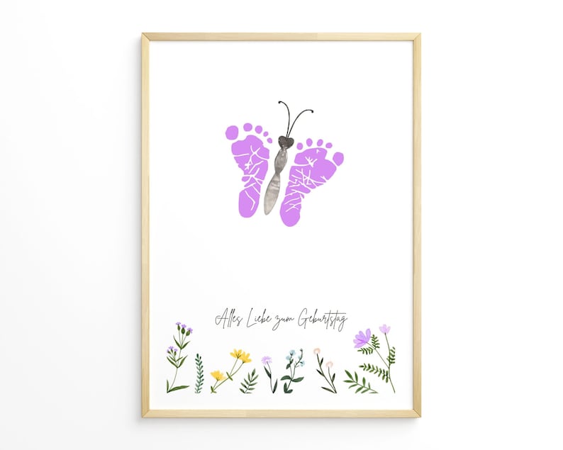 K&ouml;nnte beinhalten: Gerahmter Druck mit einem lila Schmetterlingsdesign aus Fu&szlig;abdr&uuml;cken, einem grauen K&ouml;rper und F&uuml;hlern. Der Druck enth&auml;lt den Text "Alles Liebe zum Geburtstag" und einen floralen Rand mit lila, gelben und gr&uuml;nen Blumen.