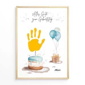 Pu&ograve; includere: Una stampa ad acquerello incorniciata a tema compleanno. L'opera presenta un'impronta di mano gialla, una piccola torta, palloncini blu e un regalo incartato. Il testo "Alles Gute zum Geburtstag" &egrave; scritto in alto, con il nome "Maxi" in basso.