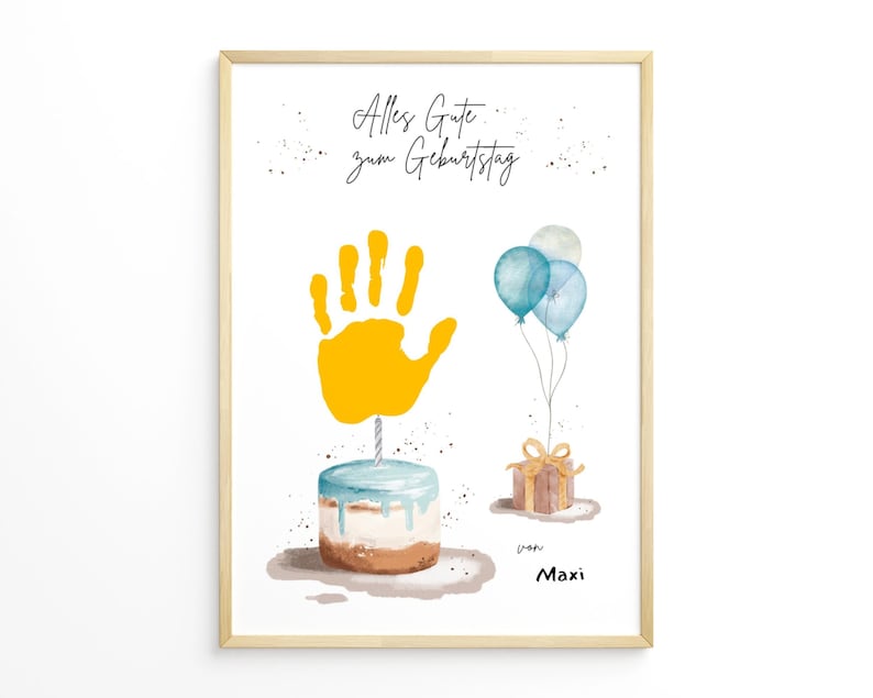 Pu&ograve; includere: Una stampa ad acquerello incorniciata a tema compleanno. L'opera presenta un'impronta di mano gialla, una piccola torta, palloncini blu e un regalo incartato. Il testo "Alles Gute zum Geburtstag" &egrave; scritto in alto, con il nome "Maxi" in basso.