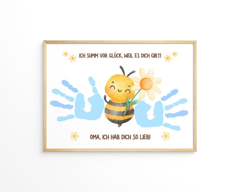 May include: A framed print featuring a watercolor illustration. A smiling bee holds a daisy between two blue handprints. The text reads "ICH SUMM VOR GL&Uuml;CK, WEIL ES DICH GIBT!" and "OMA, ICH HAB DICH SO LIEB!" in German. The frame is light brown.