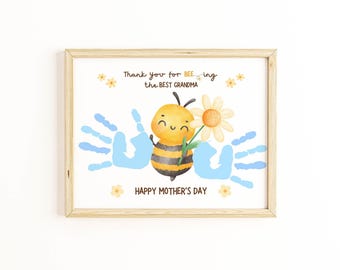 Oma Muttertags Geschenk Handabdruck Biene. Ein Handabdruck oder Fußabdruck von kleinen Enkelkindern. Andenken Kunst für Beste Oma.