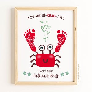 Premier cadeau de fête des pères d'une petite fille ou d'un garçon. Créations artisanales pour bébés avec empreintes de pas pour la fête des pères au crabe ; modèle imprimable à encadrer comme souvenir