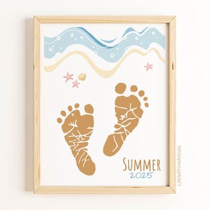 Voetafdruk op het strand. Maak een babyherinnering voor de zomer van 2025 met deze sjabloon voor zomervoetafdrukkunst voor baby&#39;s en baby&#39;s. Voetafdrukken in het zand