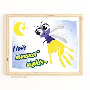 Op de afbeelding: Een ingelijste print met een cartoon vuurvlieg, een gele handafdruk en de tekst "I love summer nights". De vuurvlieg is paars met grote ogen en witte vleugels. Een gele maan en sterren staan linksboven.