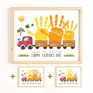 Könnte beinhalten: Ein gerahmter Druck zum Vatertag. Das Kunstwerk zeigt Handabdrücke in Gelb und Orange, die an Waggons erinnern, die von einem roten LKW gezogen werden. Der Text lautet "You are LOADS of fun Dad! HAPPY FATHER'S DAY".