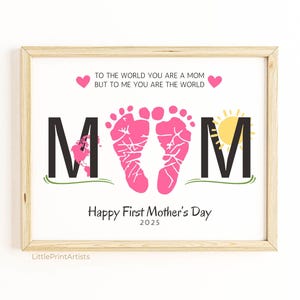 Premier cadeau empreinte de pas de bébé pour la fête des mères. Cadeau sentimental à garder en souvenir pour une maman pour la première fois, un bricolage d&#39;empreintes de pas pour nouveau-né