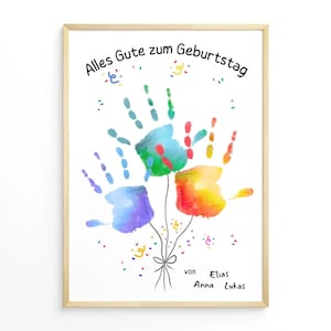 Peut inclure: Une impression encadr&eacute;e avec un cadre en bois clair pr&eacute;sente un bouquet d'empreintes de mains color&eacute;es. Les empreintes sont dans des tons de bleu, vert et rouge, attach&eacute;es avec un n&oelig;ud. Le texte "Alles Gute zum Geburtstag" est en haut, avec des noms en dessous.
