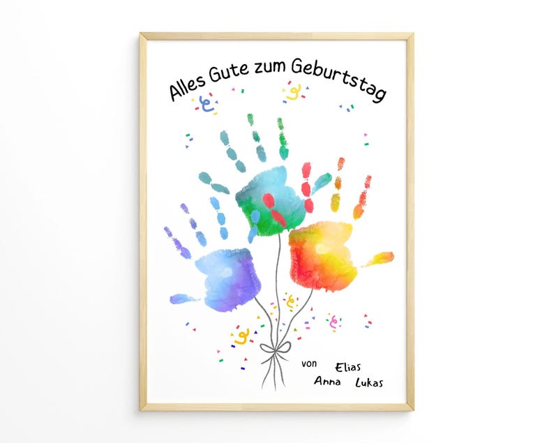 Peut inclure: Une impression encadr&eacute;e avec un cadre en bois clair pr&eacute;sente un bouquet d'empreintes de mains color&eacute;es. Les empreintes sont dans des tons de bleu, vert et rouge, attach&eacute;es avec un n&oelig;ud. Le texte "Alles Gute zum Geburtstag" est en haut, avec des noms en dessous.