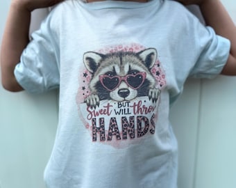 スウィートだけど手を出してしまう幼児用シャツ、生意気な女の子用Tシャツ、面白い幼児用女の子服、アライグマ柄シャツ（子供用）、かわいい態度のシャツ、女の子へのギフト