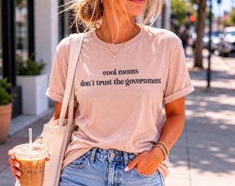 Les mamans cool ne font pas confiance au gouvernement | Maman politique | Vaccins pour la santé | Cadeaux pour maman | Chemises drôles de maman | Cadeaux Fête des Mères