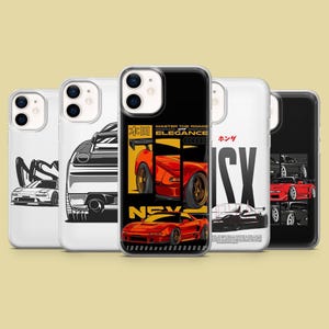 Op de afbeelding: Een verzameling telefoonhoesjes met auto-ontwerpen. De hoesjes tonen illustraties van sportwagens in rood en zwart. Sommige hoesjes hebben Japanse tekst en de woorden "MASTER THE ROADS ELEGANCE".