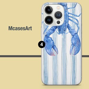 K&ouml;nnte beinhalten: Eine Handyh&uuml;lle mit einem blauen Aquarell-Hummer-Design auf einem wei&szlig;-blauen gestreiften Hintergrund. Die H&uuml;lle hat ein gl&auml;nzendes Finish und der Text "McasesArt" ist auf der linken Seite sichtbar. Die Zahl "4" befindet sich in einem schwarzen Kreis.