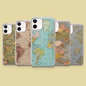 Peut inclure: Cinq coques de téléphone avec des cartes du monde. Les coques présentent différents schémas de couleurs, notamment le bleu, le marron et le vert. Les cartes sont de style vintage, avec des détails géographiques.