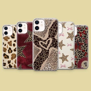 Puede incluir: Una colección de cinco fundas para teléfono con varios diseños. Las fundas presentan patrones como estampado de leopardo, estrellas, corazones y lazos. La paleta de colores incluye marrón, beige, burdeos y blanco, ofreciendo una estética elegante y diversa.