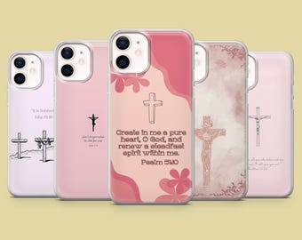 Op de afbeelding: Set van vijf roze en witte telefoonhoesjes met verschillende christelijke kruisontwerpen en bijbelteksten. De teksten zijn: "Het is volbracht Johannes 19:30", "Vergeet niet wat hij voor je heeft gedaan Johannes 13:1", "Schep in mij een rein hart, o God, en vernieuw in mij een standvastige geest. Psalm 51:10", "Komt tot Mij, allen die vermoeid en belast zijt, en Ik zal u rust geven. Mattheüs 11:28", en "Alles wat u in gebed vraagt, zult u ontvangen, als u gelooft. Mattheüs 21:22".