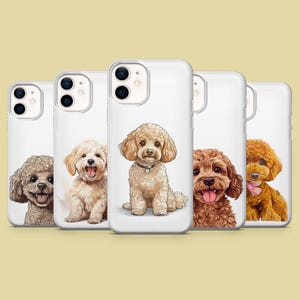 Könnte beinhalten: Eine Reihe weißer Handyhüllen mit Aquarellillustrationen verschiedener Pudelrassen. Jede Hülle zeigt einen unterschiedlich gefärbten Pudel, darunter apricotfarbene, braune und cremefarbene, mit detailliertem Fell und ausdrucksstarken Gesichtern. Die Hüllen sind vor einem hellgelben Hintergrund angeordnet.