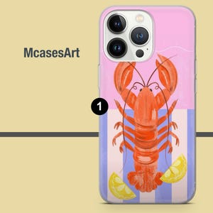 K&ouml;nnte beinhalten: Handyh&uuml;lle mit einer Illustration eines roten Hummers und Zitronenscheiben vor einem rosa-blau gestreiften Hintergrund. Der Text "McasesArt" ist auf der linken Seite zu sehen.