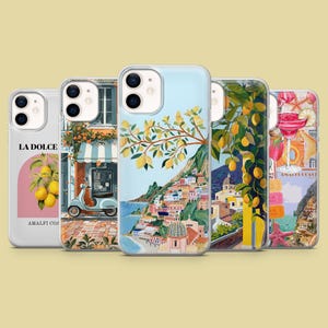 Pode incluir: Cinco capas transparentes para smartphone com ilustrações coloridas da Costa Amalfitana, incluindo limões, uma scooter azul-clara, arquitetura costeira e um coquetel rosa. A primeira capa exibe o texto LA DOLCE VITA AMALFI COAST.