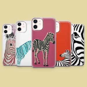 Puede incluir: Una colección de fundas para teléfonos con diseños de cebra. Las fundas muestran varias ilustraciones de cebras, incluyendo vistas completas y parciales, con fondos blancos, rosas y naranjas. Los patrones de cebra son en blanco y negro.