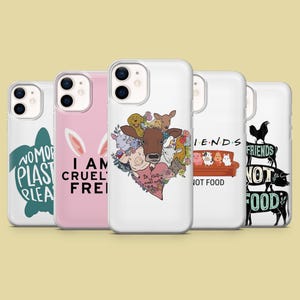 Könnte beinhalten: Satz mit fünf transparenten Handyhüllen mit verschiedenen Tiermotiven. Die Motive umfassen eine Schildkröte, ein Kaninchen, eine Kuh mit anderen Tieren, eine Couch mit Tieren und einen Hahn mit anderen Tieren. Die Hüllen haben Text darauf, darunter "No More Plastic Please", "I Am Cruel Free", "Friends Not Food" und "Friends Not Food".