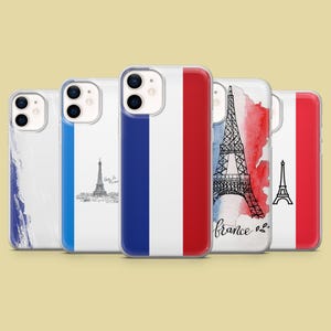 Puede incluir: Cuatro fundas transparentes para teléfono con diferentes diseños que presentan la Torre Eiffel y la bandera francesa. Las fundas son todas para modelos de iPhone.