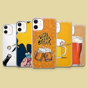 Op de afbeelding: Set van zes telefoonhoesjes met verschillende bierthema-ontwerpen. De hoesjes zijn transparant en tonen verschillende illustraties, waaronder bierglazen, bierflessen en de tekst "It's Beer O'clock".