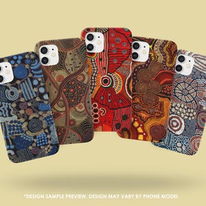 Puede incluir: Cinco fundas para teléfono con diseños abstractos y coloridos. Las fundas presentan una variedad de patrones en tonos azules, marrones, rojos y naranjas. Cada funda tiene un recorte para la cámara y un acabado liso.