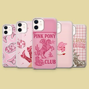 Könnte beinhalten: Eine Sammlung pinkfarbener Handyhüllen mit verschiedenen Designs. Eine Hülle zeigt einen Cowboy auf einem Pferd mit dem Text "PINK PONY CLUB". Andere Hüllen zeigen einen Cowboyhut, Stiefel, eine Discokugel und den Text "LIVE Y'ALL GIRLS".