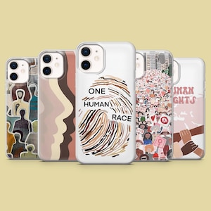 以下が含まれることがあります： 異なるデザインの5つの携帯電話ケースのセット。1つのケースには、「One Human Race」というテキストが書かれた指紋が描かれています。もう1つのケースには、「人権」というテキストが書かれた看板を持った人々の群衆が描かれています。別のケースには、「私たちを敬意を持って扱ってください」というテキストが書かれた看板を持った人々の群衆が描かれています。別のケースには、「愛は愛」というテキストが書かれた看板を持った人々の群衆が描かれています。最後のケースには、顔のスタイリッシュなイラストが描かれています。