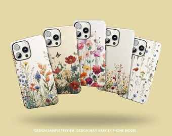 Op de afbeelding: Vijf telefoonhoesjes met bloemmotieven. Elk hoesje heeft een andere opstelling van kleurrijke bloemen, waaronder rode, roze, gele en blauwe bloemen, tegen een witte of crèmekleurige achtergrond. De hoesjes worden getoond tegen een lichtgele achtergrond.