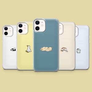 Può includere: Una collezione di cinque custodie per telefono con bordi trasparenti e dorsi di vari colori. Ogni custodia presenta un'illustrazione di un animale diverso: un panda, un'anatra, un cane che dorme, un cane che dorme e un pinguino. Le custodie sono progettate per uno smartphone.