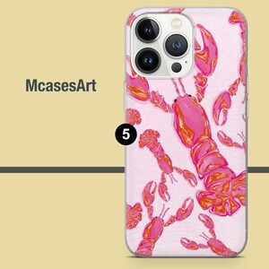 K&ouml;nnte beinhalten: Eine Handyh&uuml;lle mit einem rosa Hummer-Muster. Die H&uuml;lle hat einen transparenten Rand und zeigt mehrere rosa und orangefarbene Hummer auf einem hellrosa Hintergrund. Der Text "McasesArt" ist auf der linken Seite sichtbar.
