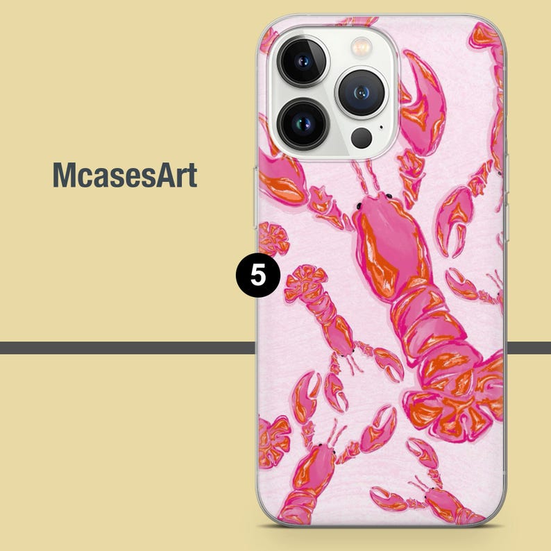 K&ouml;nnte beinhalten: Eine Handyh&uuml;lle mit einem rosa Hummer-Muster. Die H&uuml;lle hat einen transparenten Rand und zeigt mehrere rosa und orangefarbene Hummer auf einem hellrosa Hintergrund. Der Text "McasesArt" ist auf der linken Seite sichtbar.