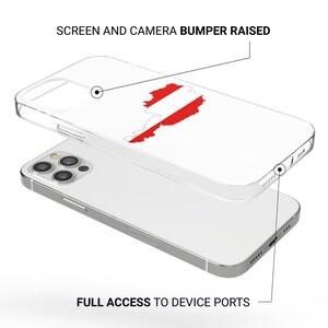 Peut inclure: Une coque de t&eacute;l&eacute;phone transparente avec un pare-chocs sur&eacute;lev&eacute; pour prot&eacute;ger l'&eacute;cran et l'appareil photo. La coque pr&eacute;sente un graphique du drapeau autrichien au dos. Le texte "SCREEN AND CAMERA BUMPER RAISED" est en haut de l'image et le texte "FULL ACCESS TO DEVICE PORTS" est en bas de l'image.
