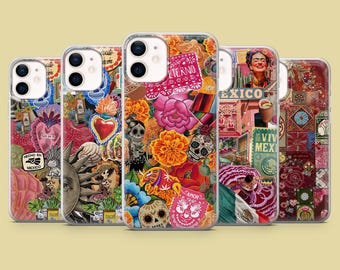 Op de afbeelding: Vijf telefoonhoesjes met kleurrijke, Mexicaanse ontwerpen. Elke hoes toont een collage van afbeeldingen, waaronder bloemen, schedels, harten en het woord "Mexico". De hoesjes zijn gemaakt van transparant plastic.