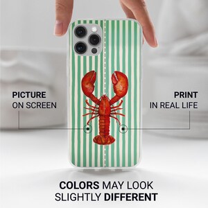 K&ouml;nnte beinhalten: Eine Handyh&uuml;lle mit einer roten Hummer-Illustration auf einem gr&uuml;n-wei&szlig; gestreiften Hintergrund. Der Text auf der H&uuml;lle lautet "Picture on Screen" und "Print in Real Life". Auf der Unterseite der H&uuml;lle steht "Colors May Look Slightly Different".