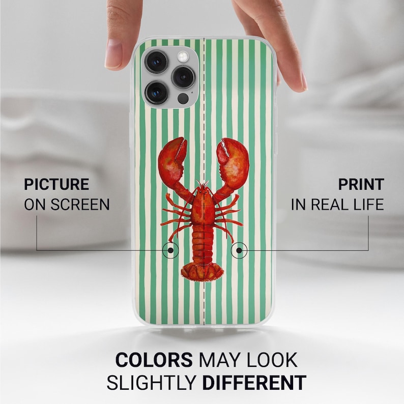 K&ouml;nnte beinhalten: Eine Handyh&uuml;lle mit einer roten Hummer-Illustration auf einem gr&uuml;n-wei&szlig; gestreiften Hintergrund. Der Text auf der H&uuml;lle lautet "Picture on Screen" und "Print in Real Life". Auf der Unterseite der H&uuml;lle steht "Colors May Look Slightly Different".